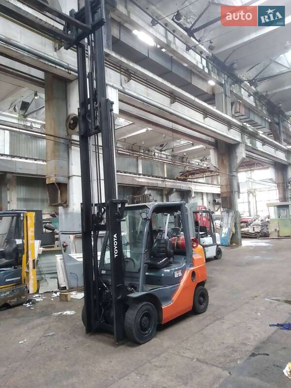Вилочный погрузчик Toyota 02-2FG25 2008 в Киеве