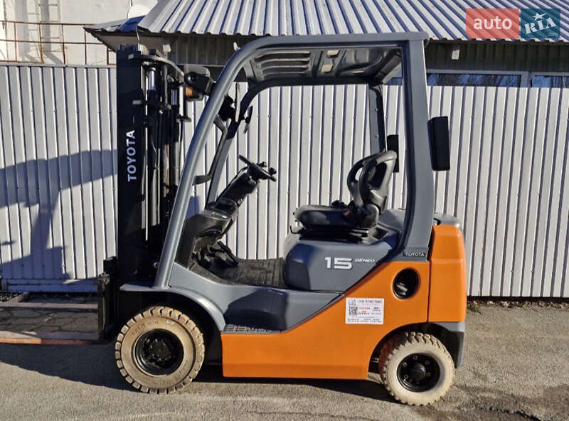 Вилочный погрузчик Toyota 02-8FDF15 2014 в Киеве