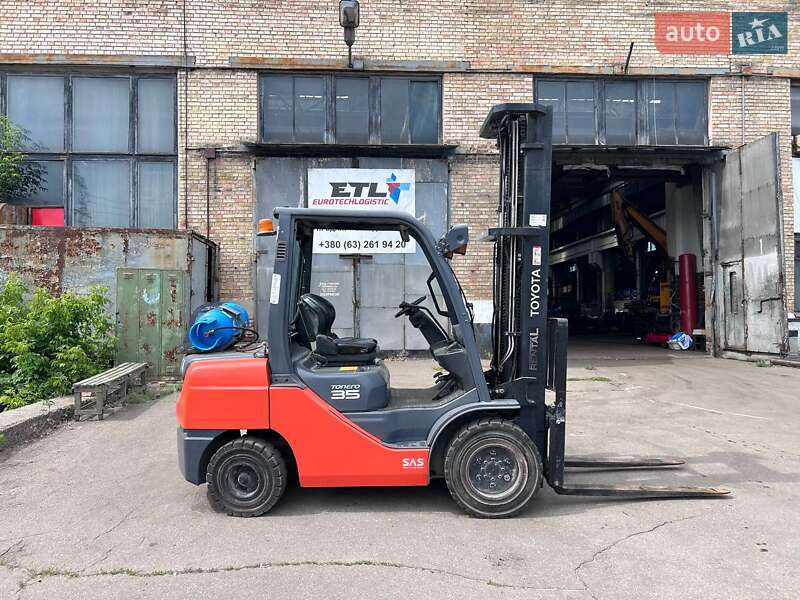 Вилочный погрузчик Toyota 02-8FGJF35 2012 в Киеве