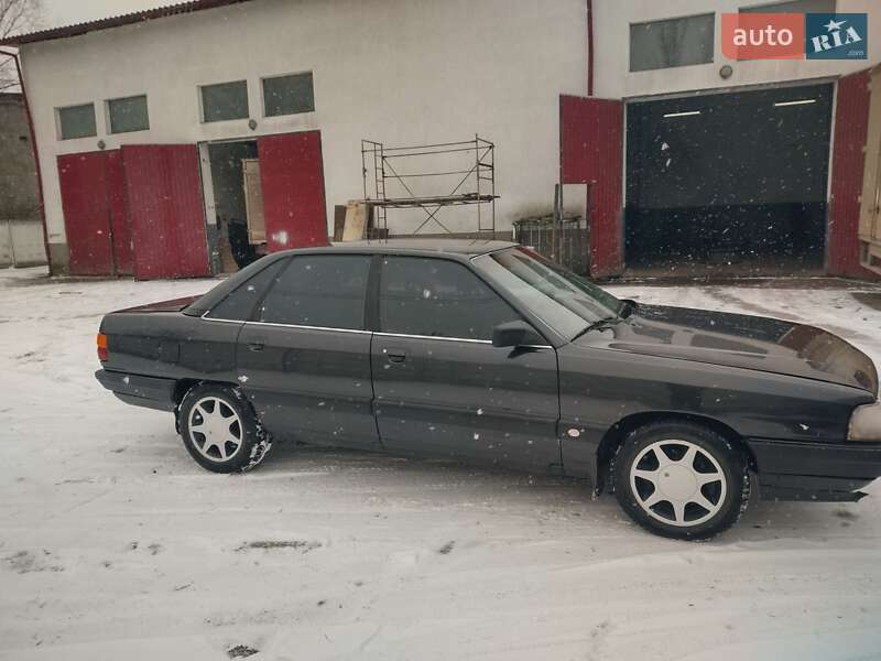 Седан Audi 100 1987 в Черновцах