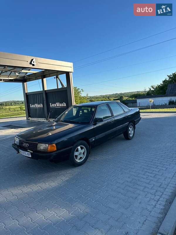 Седан Audi 100 1989 в Шумске