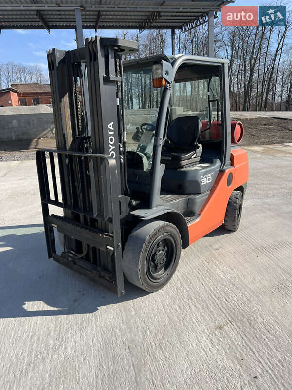 Вилочный погрузчик Toyota 8FG30 2015 в Киеве