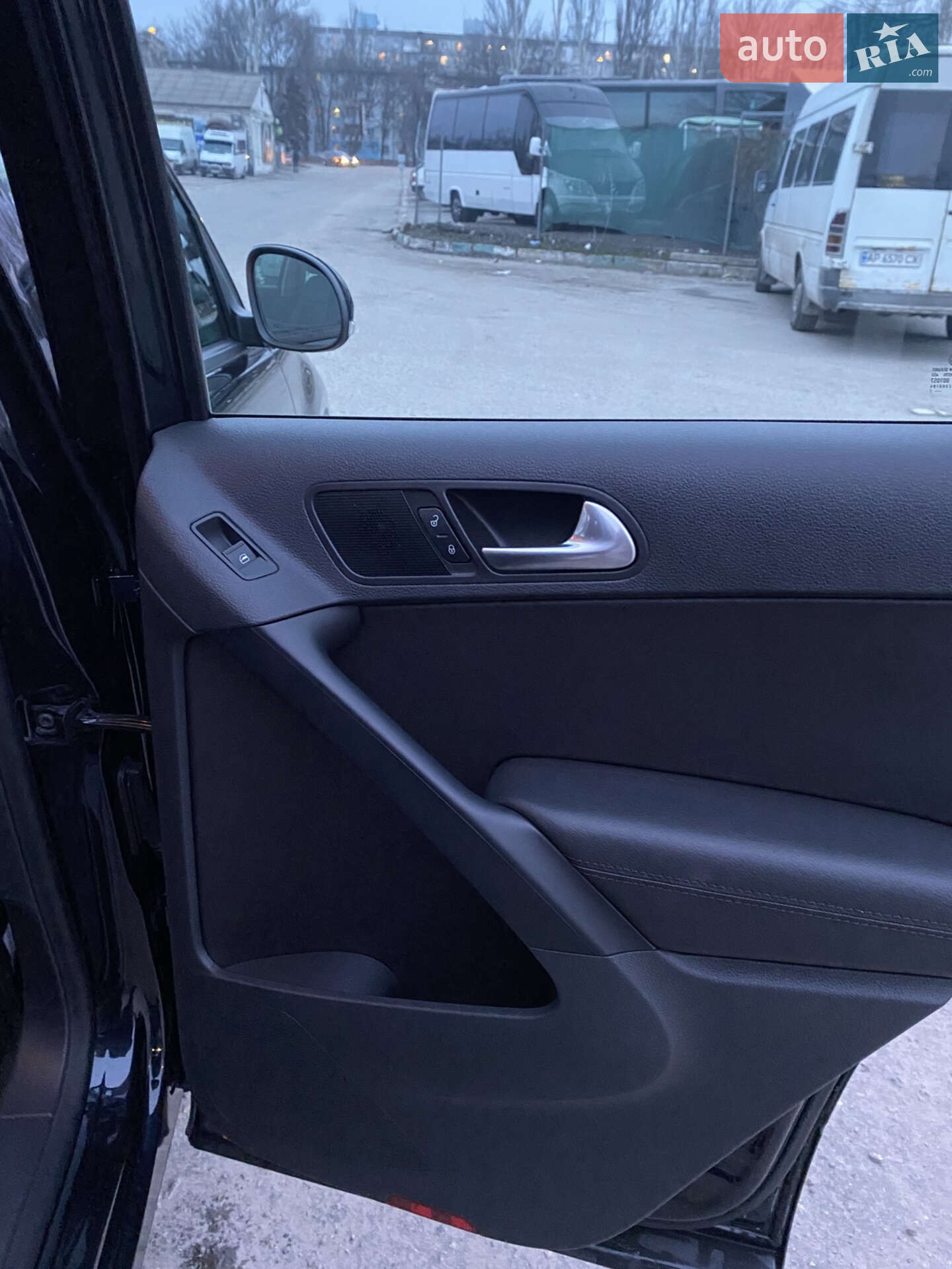 Volkswagen Tiguan 2017 VIN WVGAV7AX7HK036886 фото оголошення 40 з 46