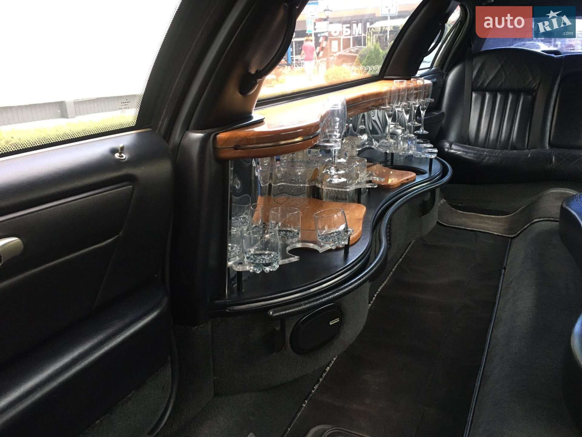Lincoln Town Car 2004 VIN 1L1FM81W24Y626831 фото оголошення 2 з 9