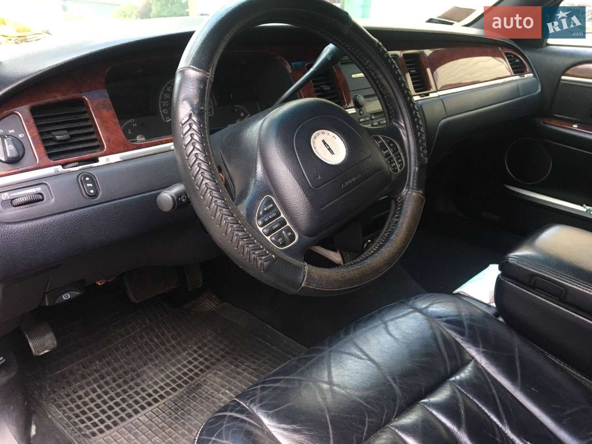 Lincoln Town Car 2004 VIN 1L1FM81W24Y626831 фото оголошення 3 з 9