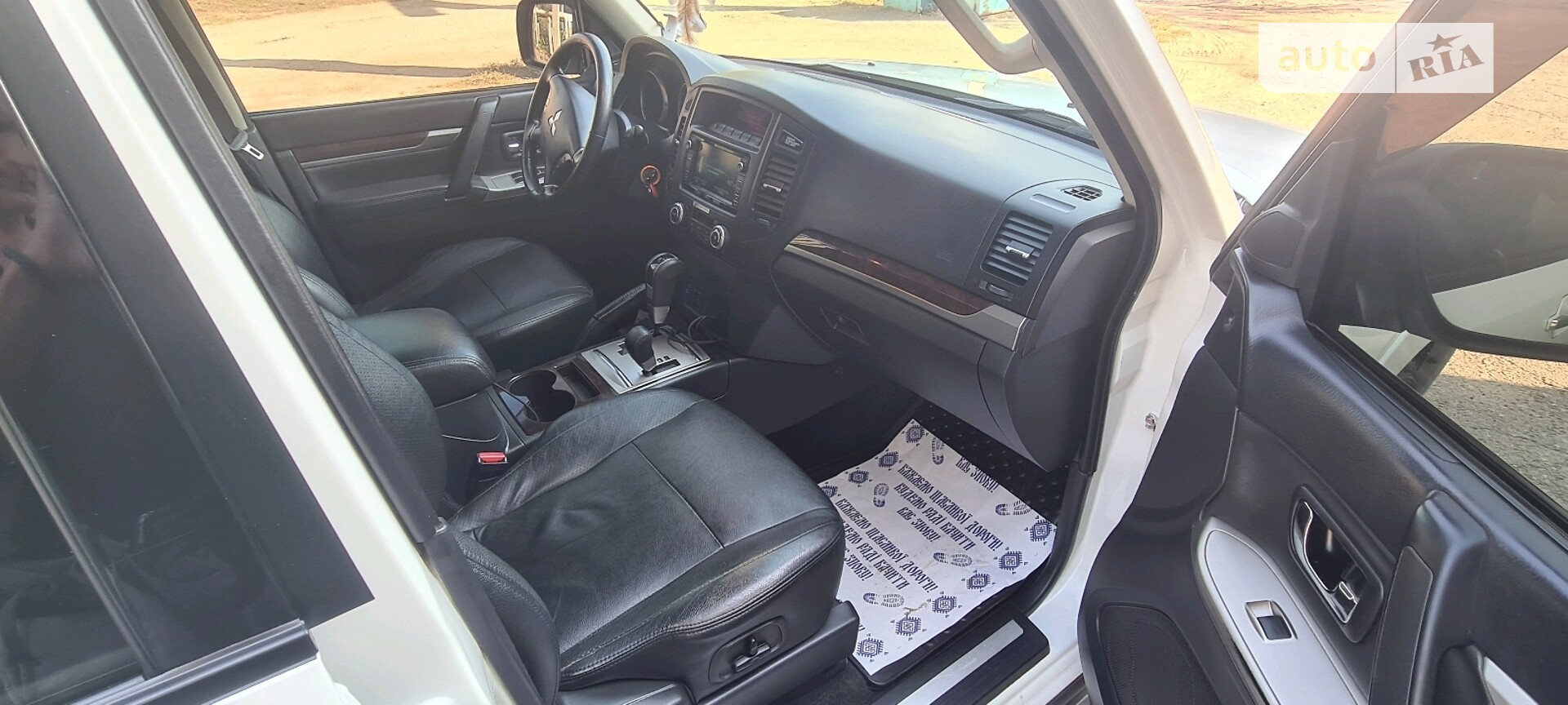 Mitsubishi Pajero Wagon 2014 VIN JMBLYV98WEJ001720 фото оголошення 2 з 13