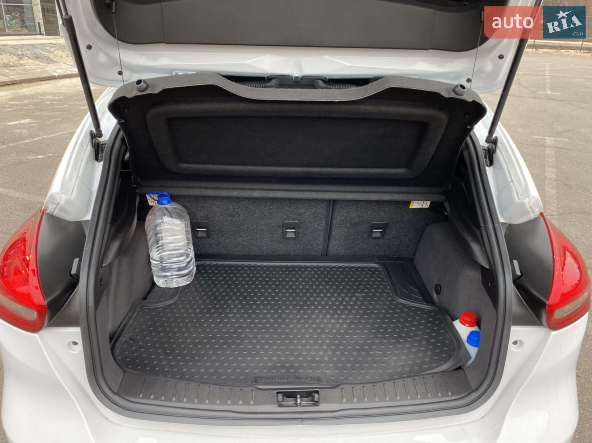 Ford Focus 2018 VIN 1FADP3L91JL322631 фото оголошення 11 з 16