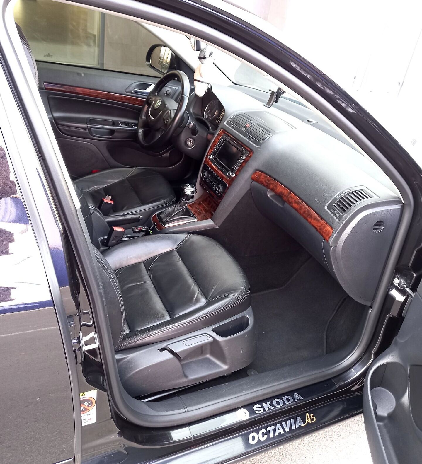 Skoda Octavia 2011 VIN TMBGE61Z5C2038400 фото оголошення 3 з 26