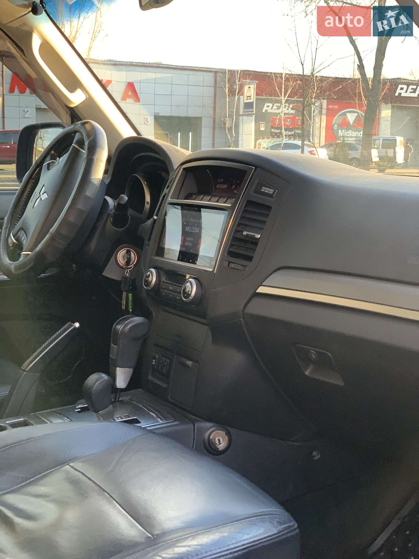 Mitsubishi Pajero 2010 VIN JMBLYV93WAJ000766 фото оголошення 2 з 14