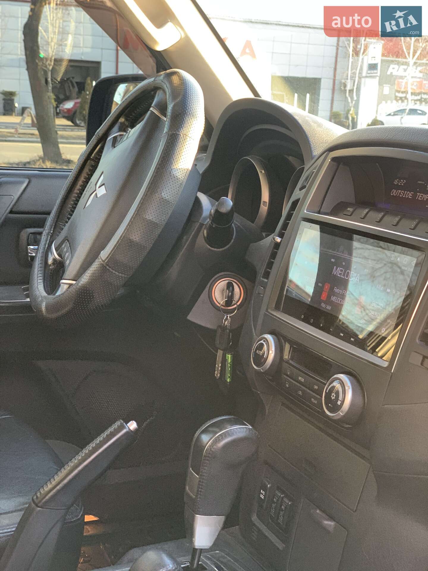 Mitsubishi Pajero 2010 VIN JMBLYV93WAJ000766 фото оголошення 3 з 14