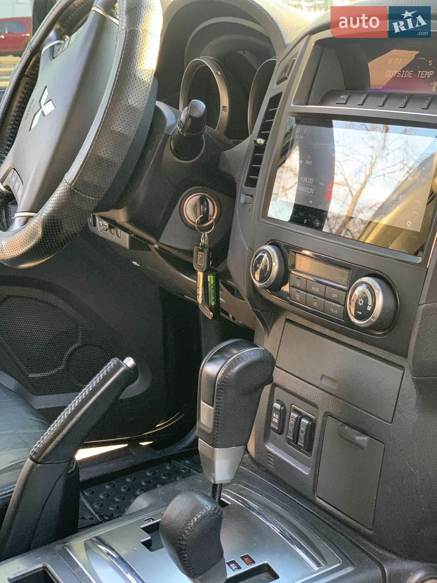 Mitsubishi Pajero 2010 VIN JMBLYV93WAJ000766 фото оголошення 5 з 14