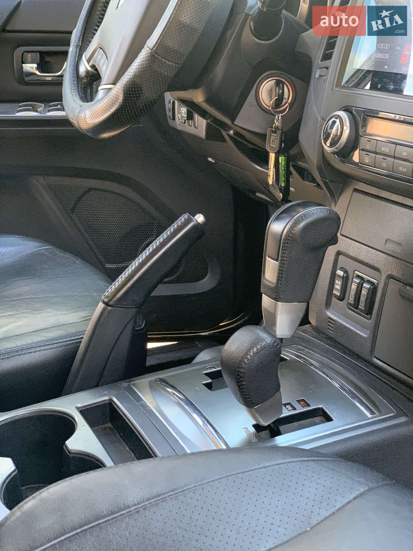 Mitsubishi Pajero 2010 VIN JMBLYV93WAJ000766 фото оголошення 6 з 14