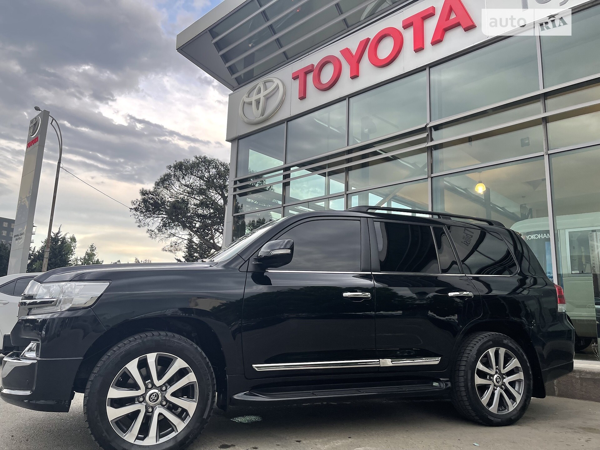 Toyota Land Cruiser 2019 VIN JTMCV02J404275772 фото оголошення 3 з 22