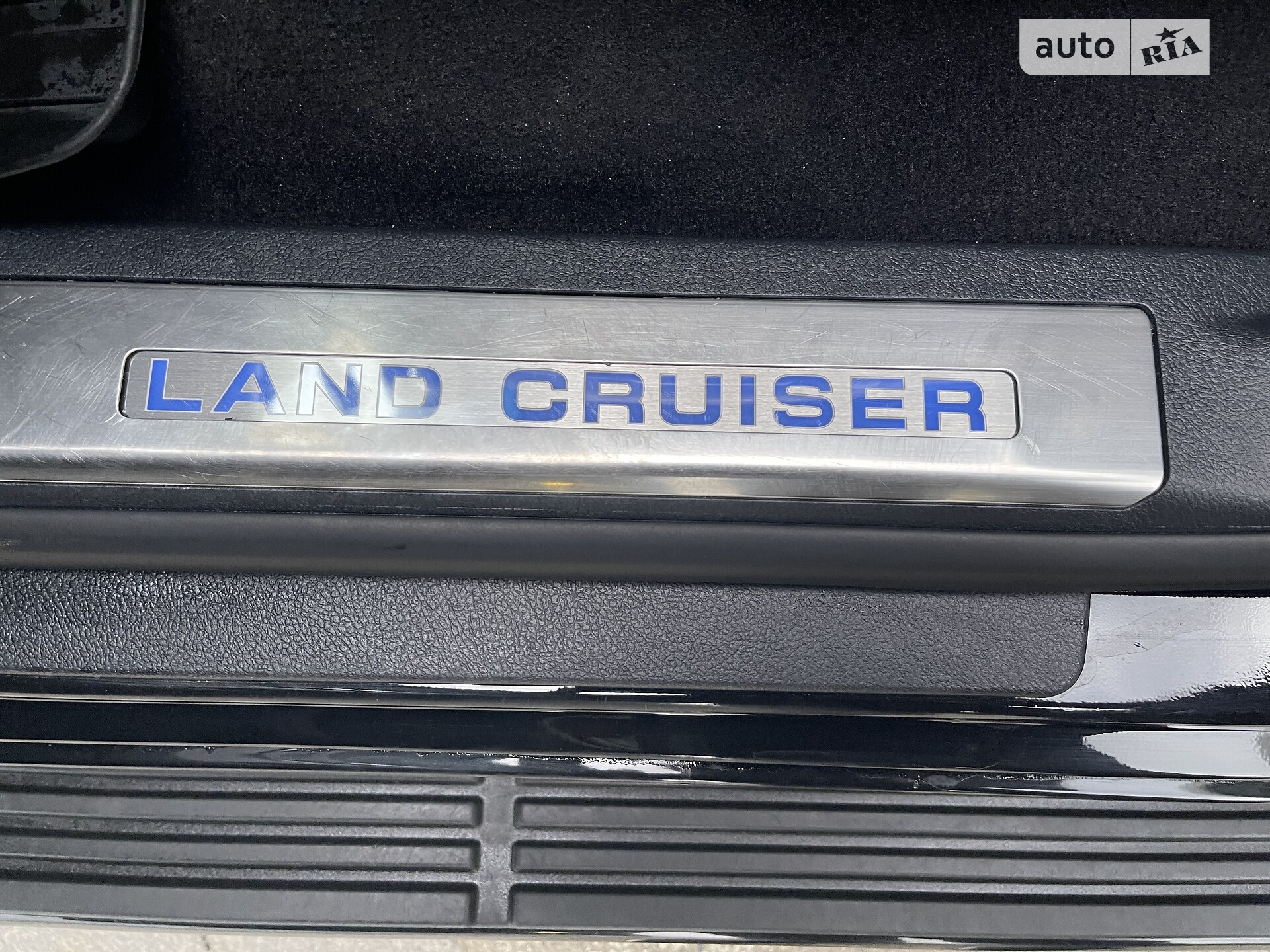 Toyota Land Cruiser 2019 VIN JTMCV02J404275772 фото оголошення 16 з 22