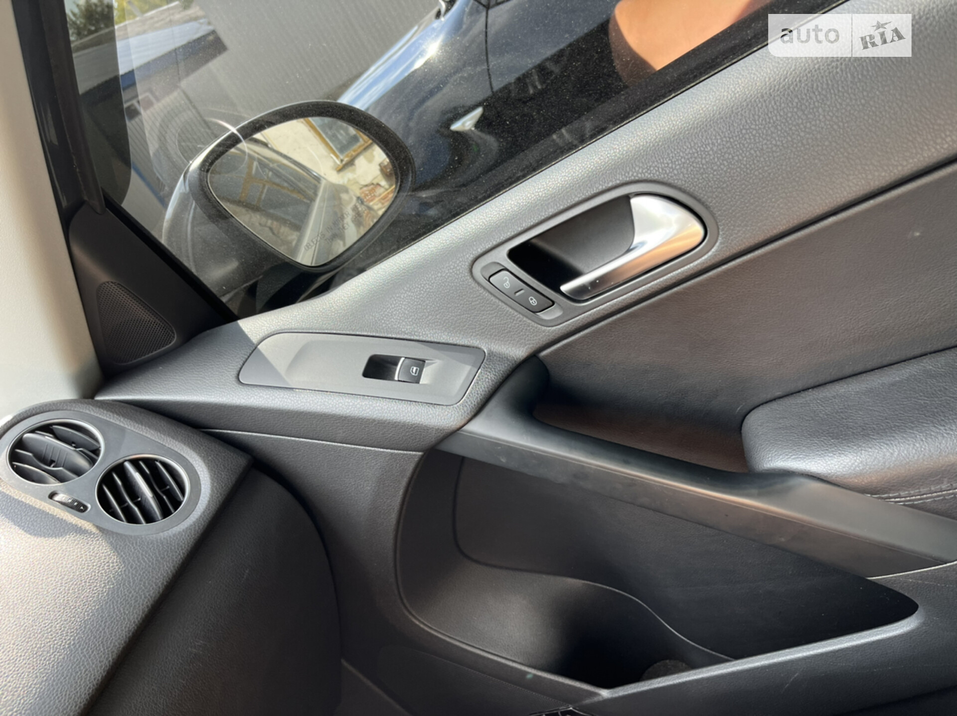 Volkswagen Tiguan 2015 VIN WVGAV7AX7FW604821 фото оголошення 74 з 82