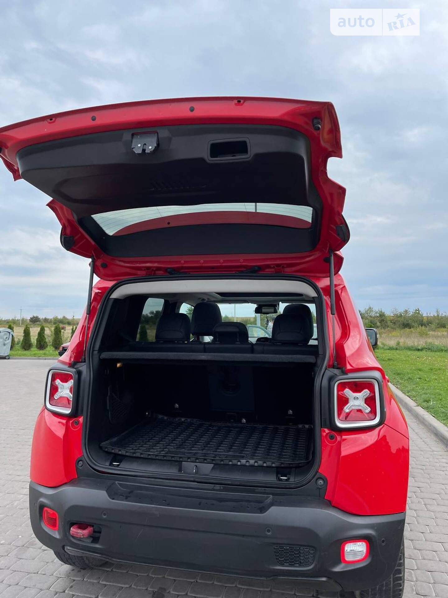 Jeep Renegade 2018 VIN ZACCJBCB3JPH11125 фото оголошення 3 з 13