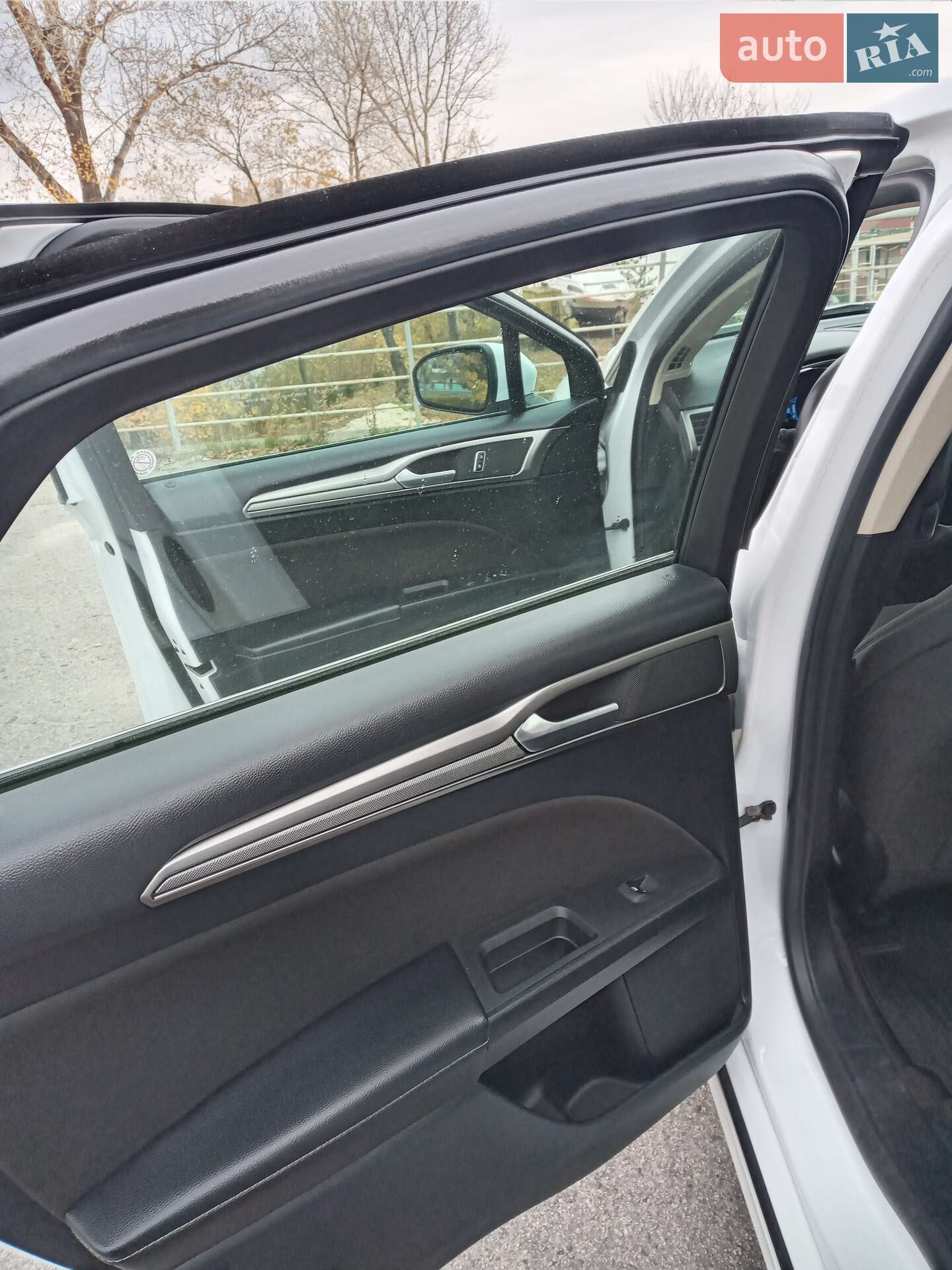 Ford Fusion 2019 VIN 3FA6P0LU0KR242753 фото оголошення 7 з 18
