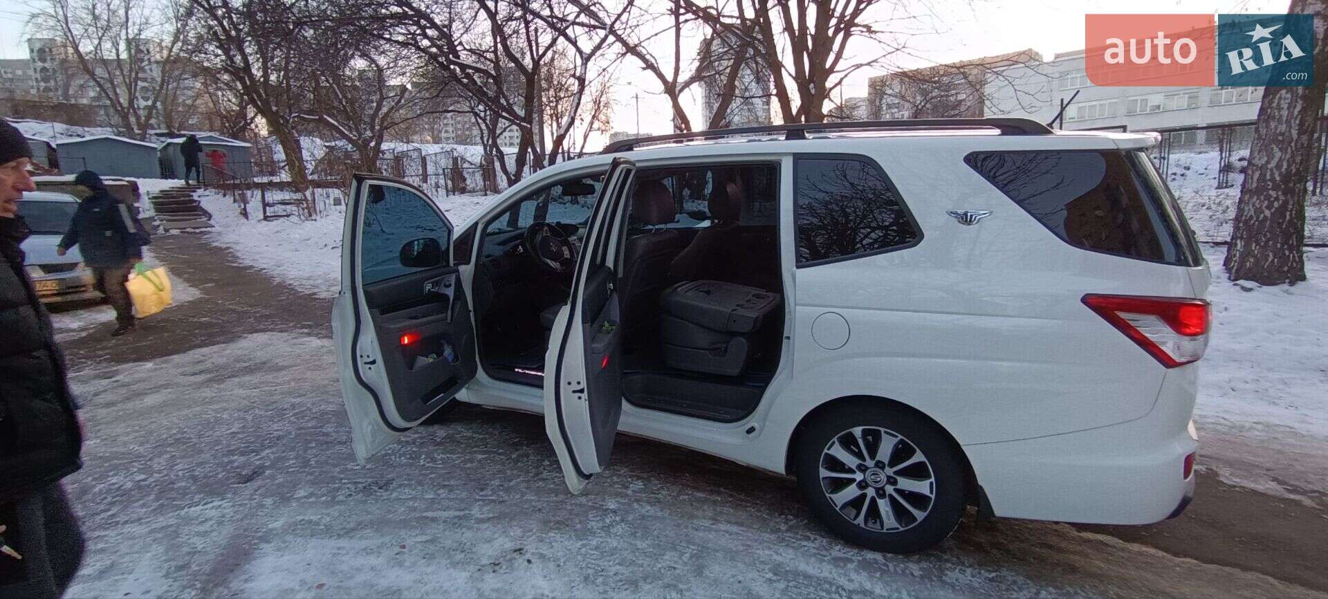 SsangYong Korando Turismo 2016 VIN KPBKJ2AE1GP114096 фото оголошення 3 з 25