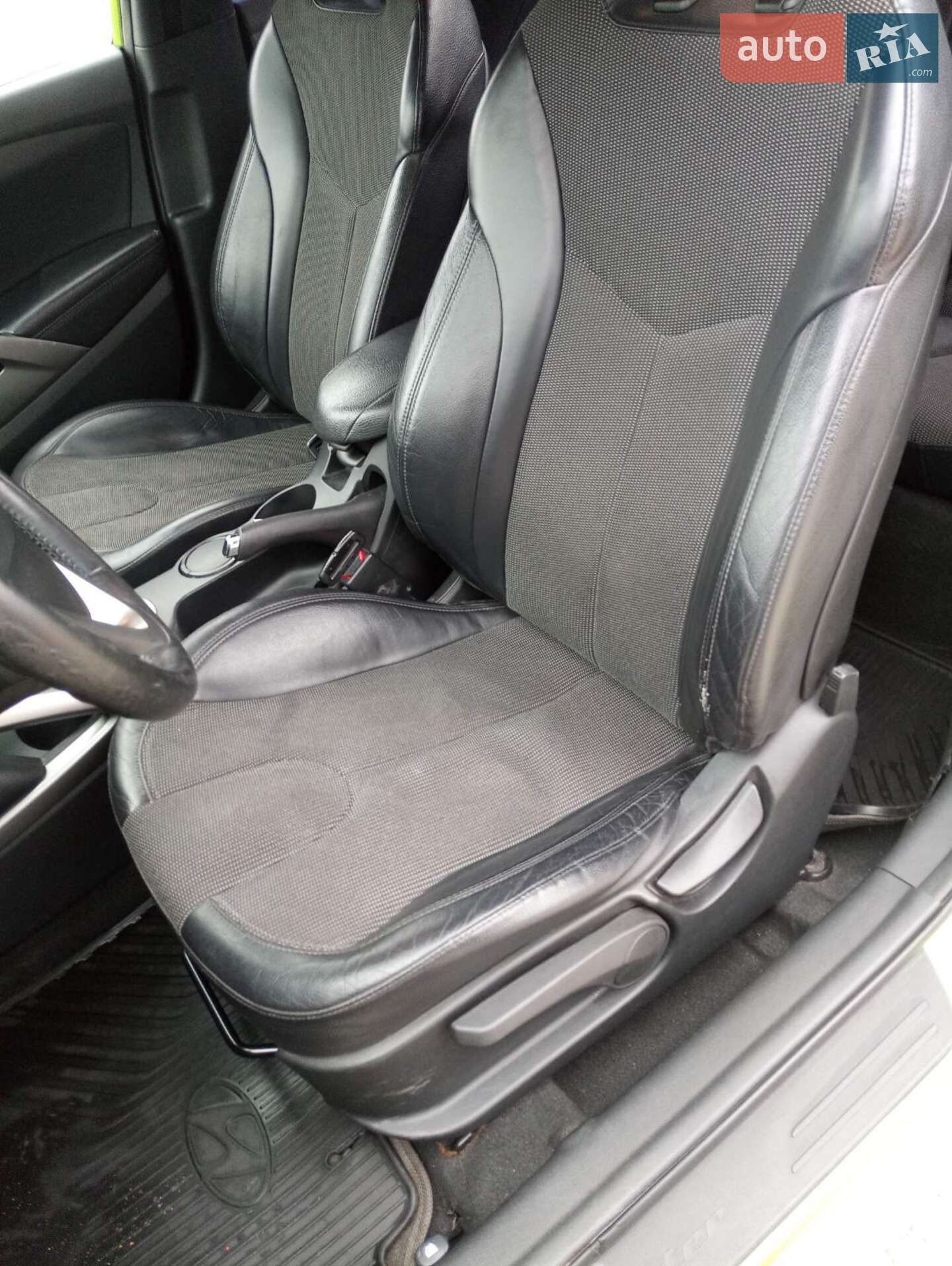 Hyundai Veloster 2011 VIN KMHTC61CBCU027100 фото оголошення 4 з 16