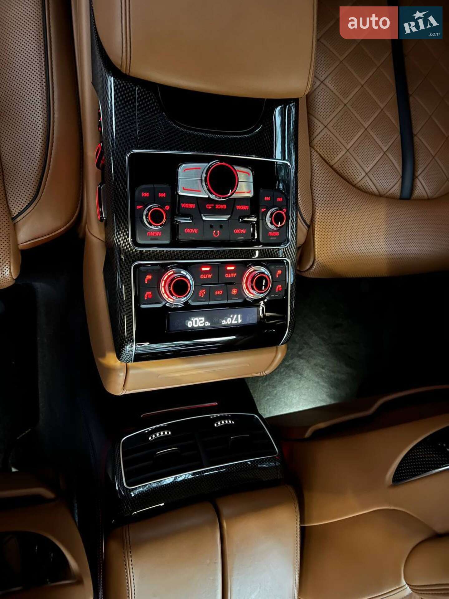 Audi S8 2017 VIN WUAZZZ4H3HN901205 фото оголошення 5 з 17