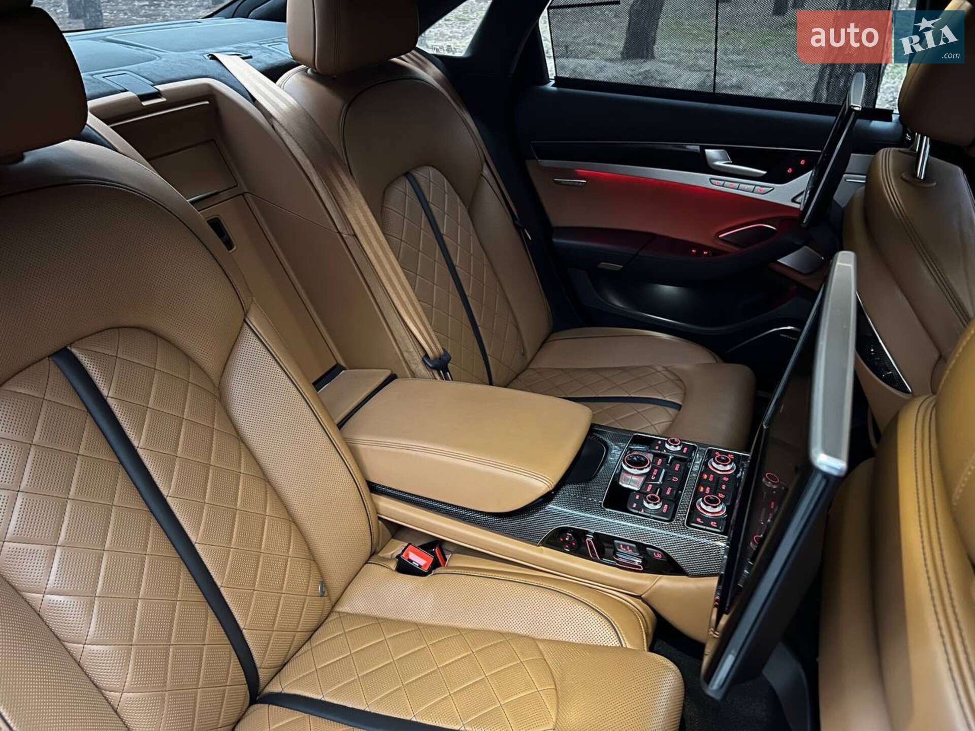 Audi S8 2017 VIN WUAZZZ4H3HN901205 фото оголошення 12 з 17
