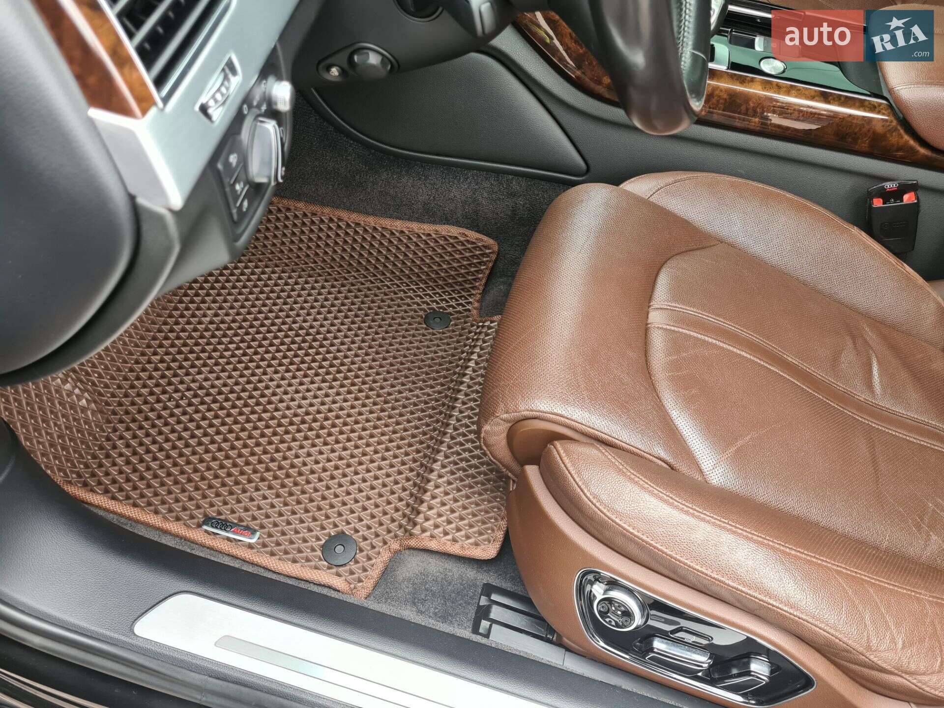 Audi A8 2015 VIN WAUJGAFDXFN039154 фото оголошення 33 з 94