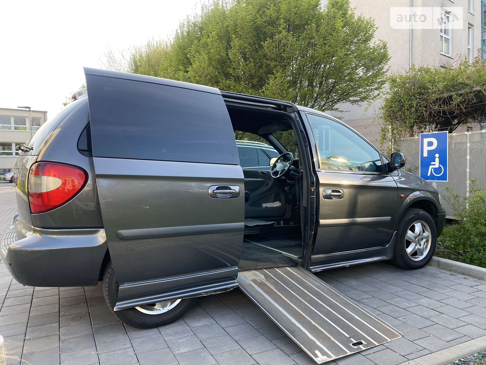 Chrysler Voyager 2004 VIN 1C8GYB2525Y520610 фото оголошення 2 з 8