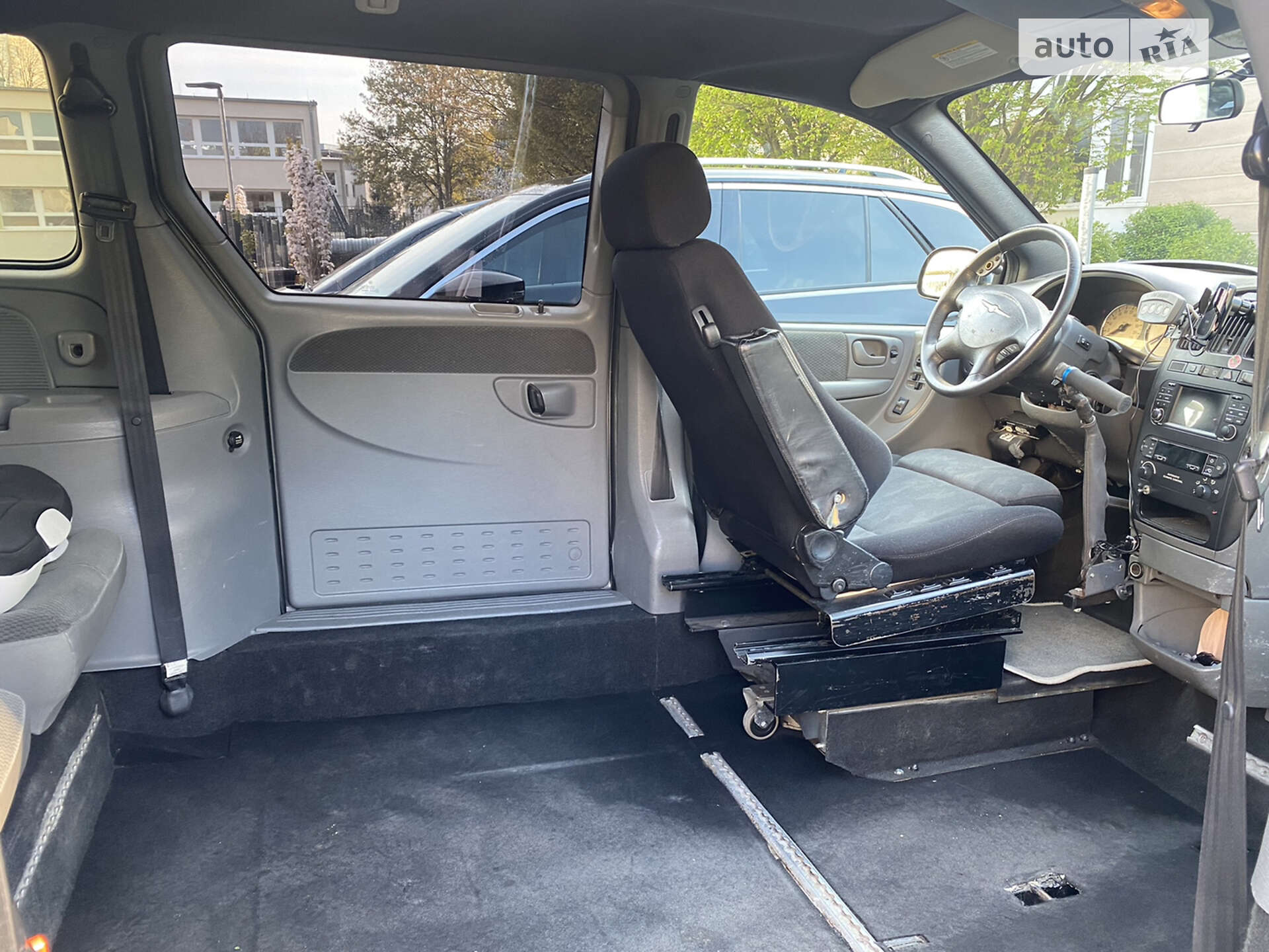 Chrysler Voyager 2004 VIN 1C8GYB2525Y520610 фото оголошення 4 з 8