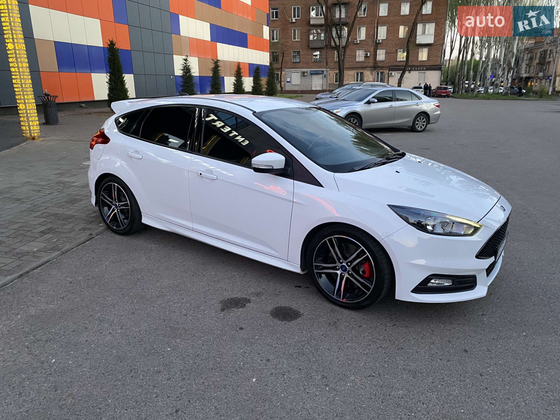 Ford Focus 2018 VIN 1FADP3L91JL322631 фото оголошення 2 з 29