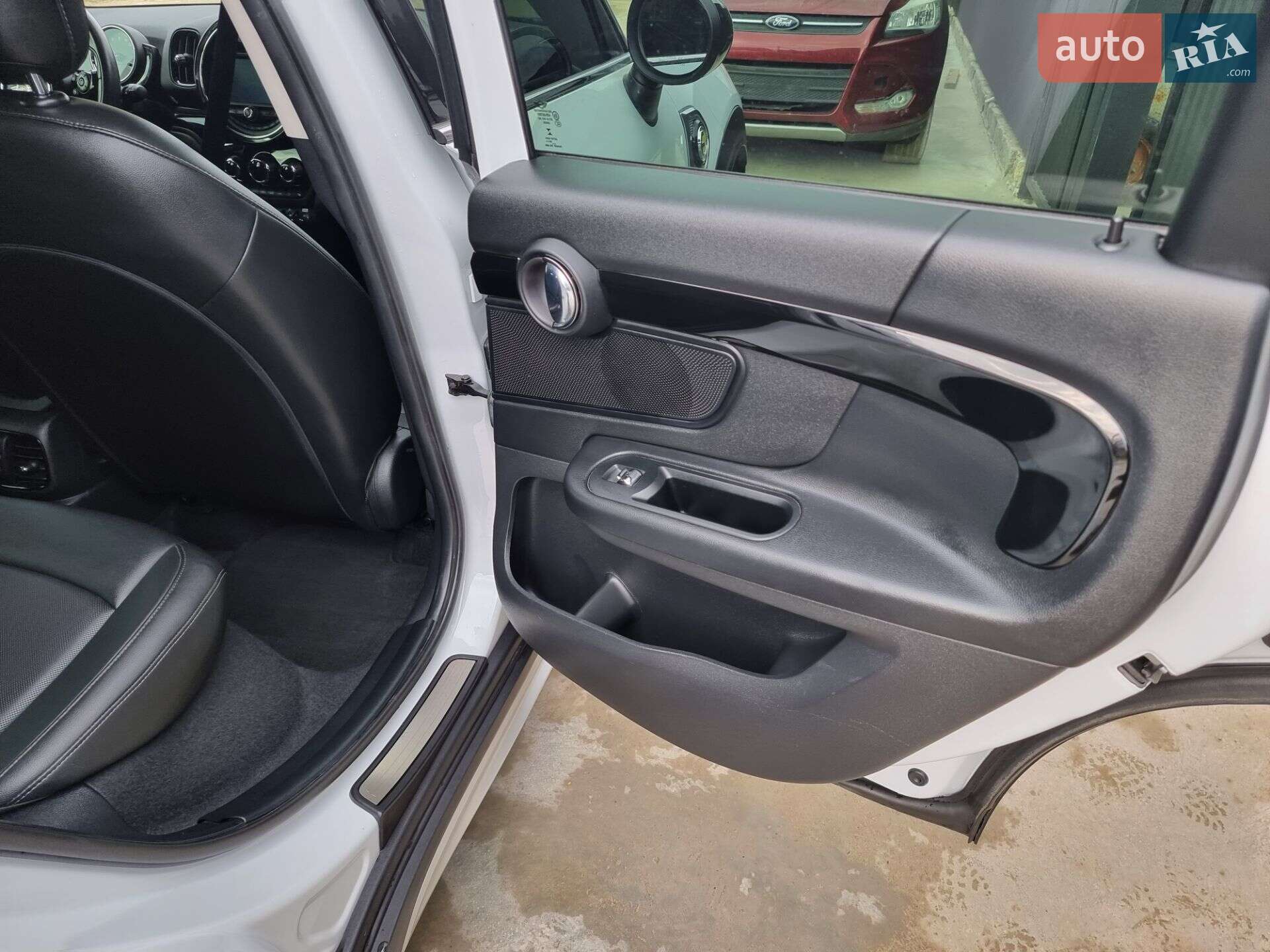 Mini Countryman 2018 VIN WMZYU7C55K3F94550 фото оголошення 29 з 38
