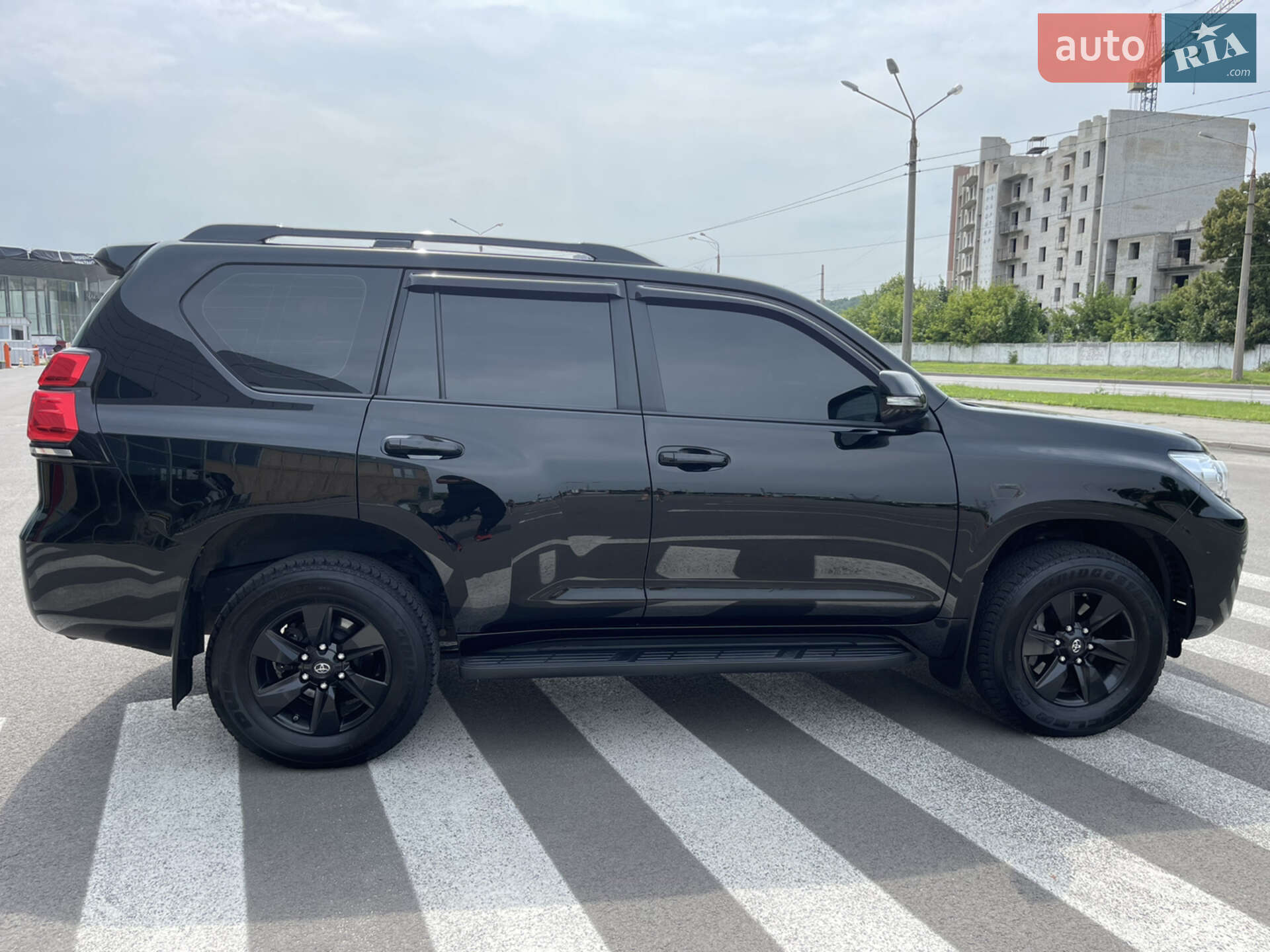 Toyota Land Cruiser Prado 2019 VIN JTEBU3FJ10K170768 фото оголошення 4 з 12