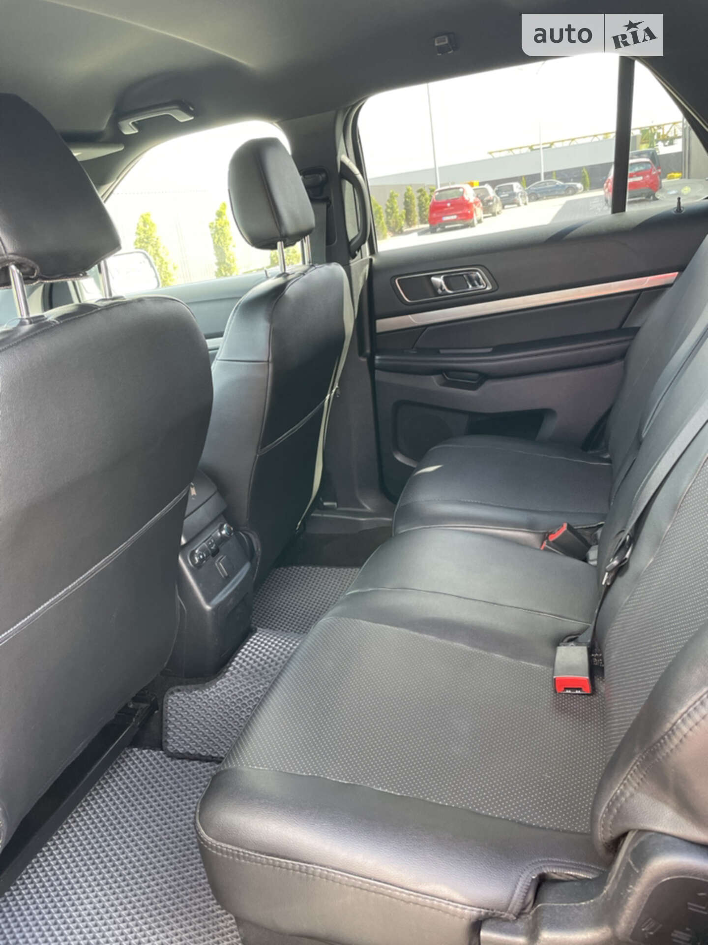 Ford Explorer 2018 VIN 1FM5K8D8XJGC15176 фото оголошення 8 з 13