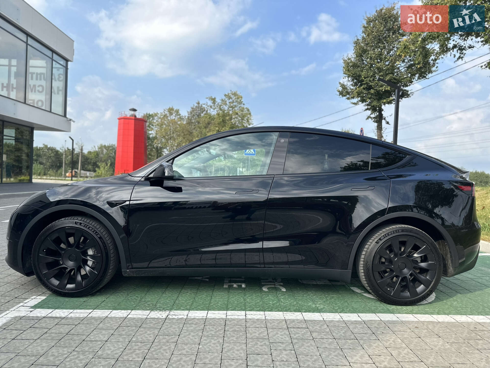Tesla Model Y 2021 VIN LRWYGCEK8MC129759 фото оголошення 4 з 18