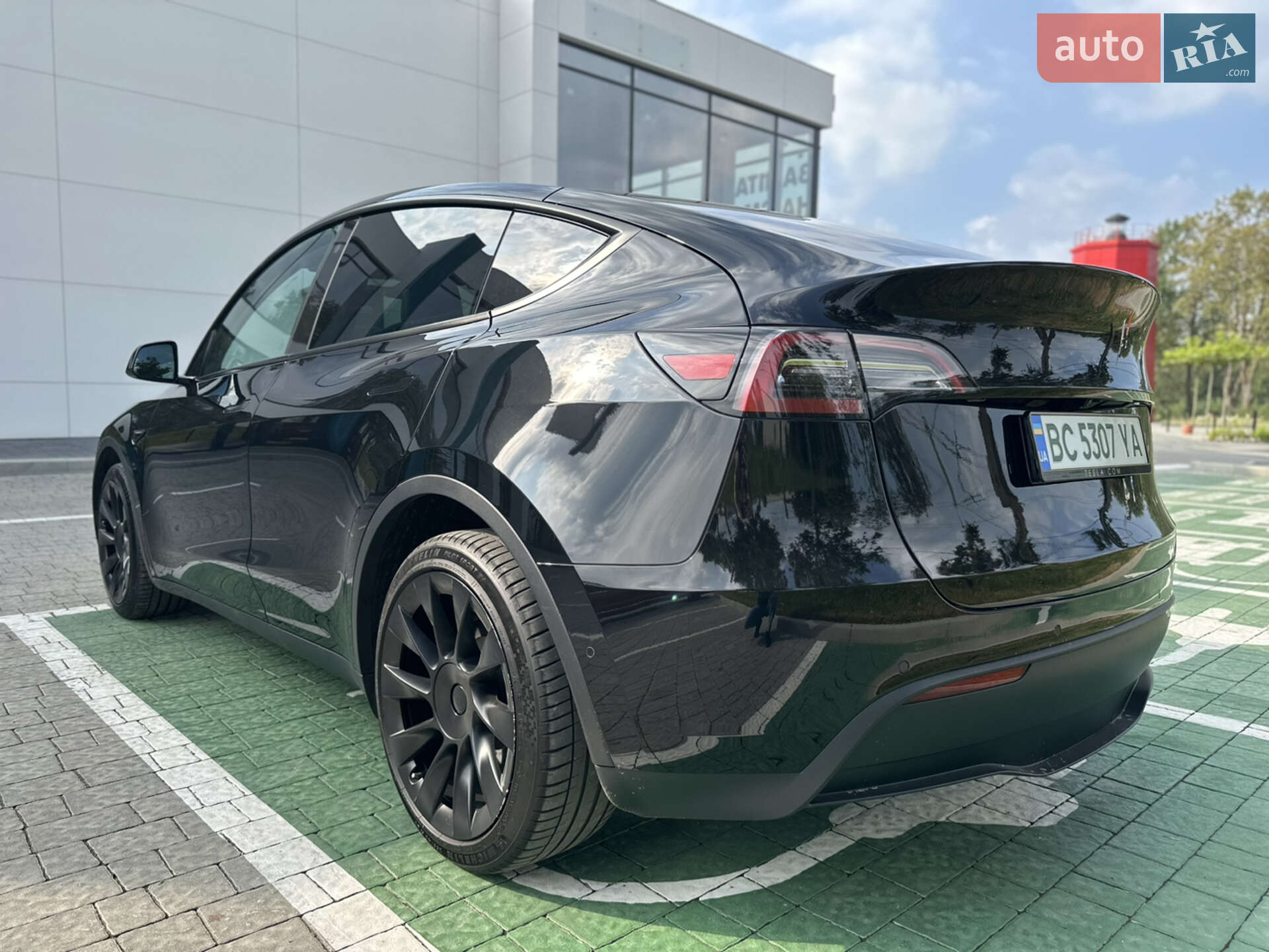 Tesla Model Y 2021 VIN LRWYGCEK8MC129759 фото оголошення 9 з 18