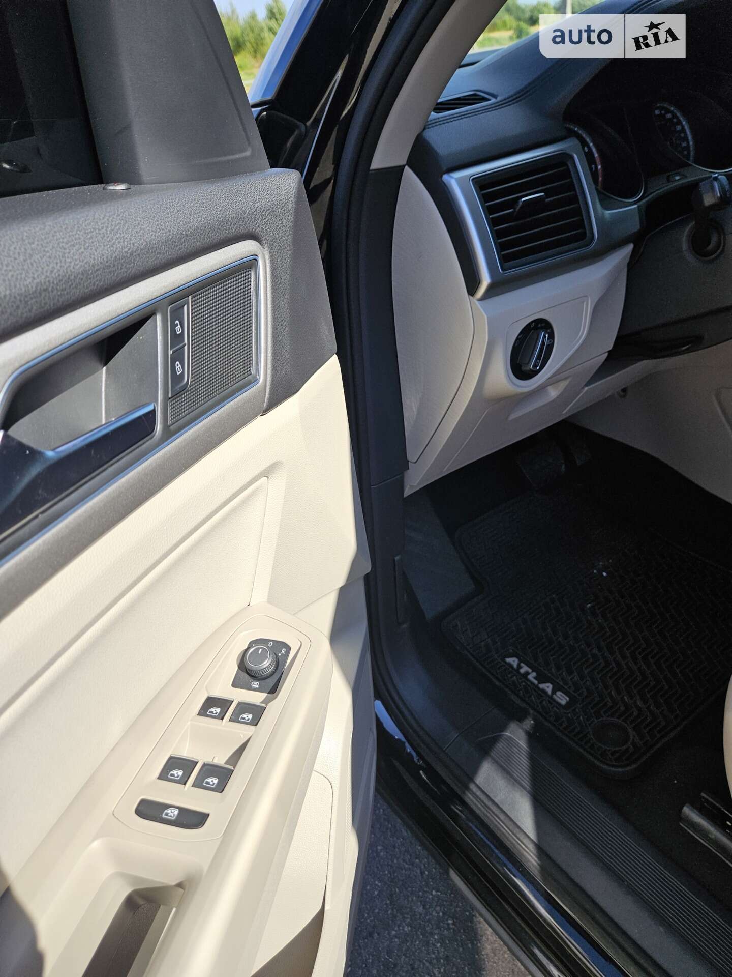 Volkswagen Atlas 2018 VIN 1V2DR2CA0KC519301 фото оголошення 2 з 5