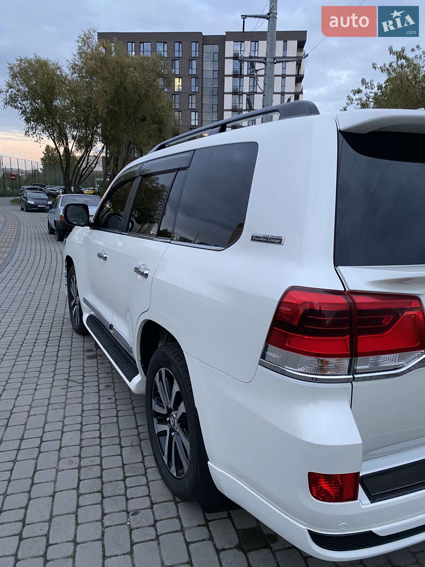 Toyota Land Cruiser 2019 VIN JTMCV02J604280939 фото оголошення 2 з 19
