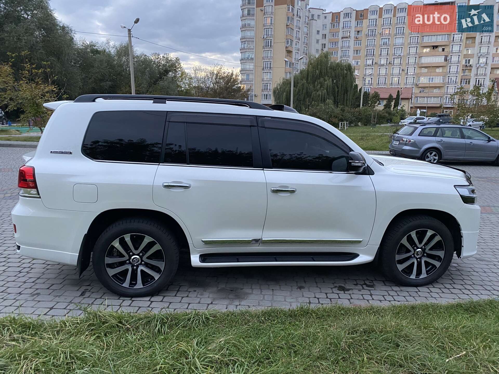 Toyota Land Cruiser 2019 VIN JTMCV02J604280939 фото оголошення 5 з 19