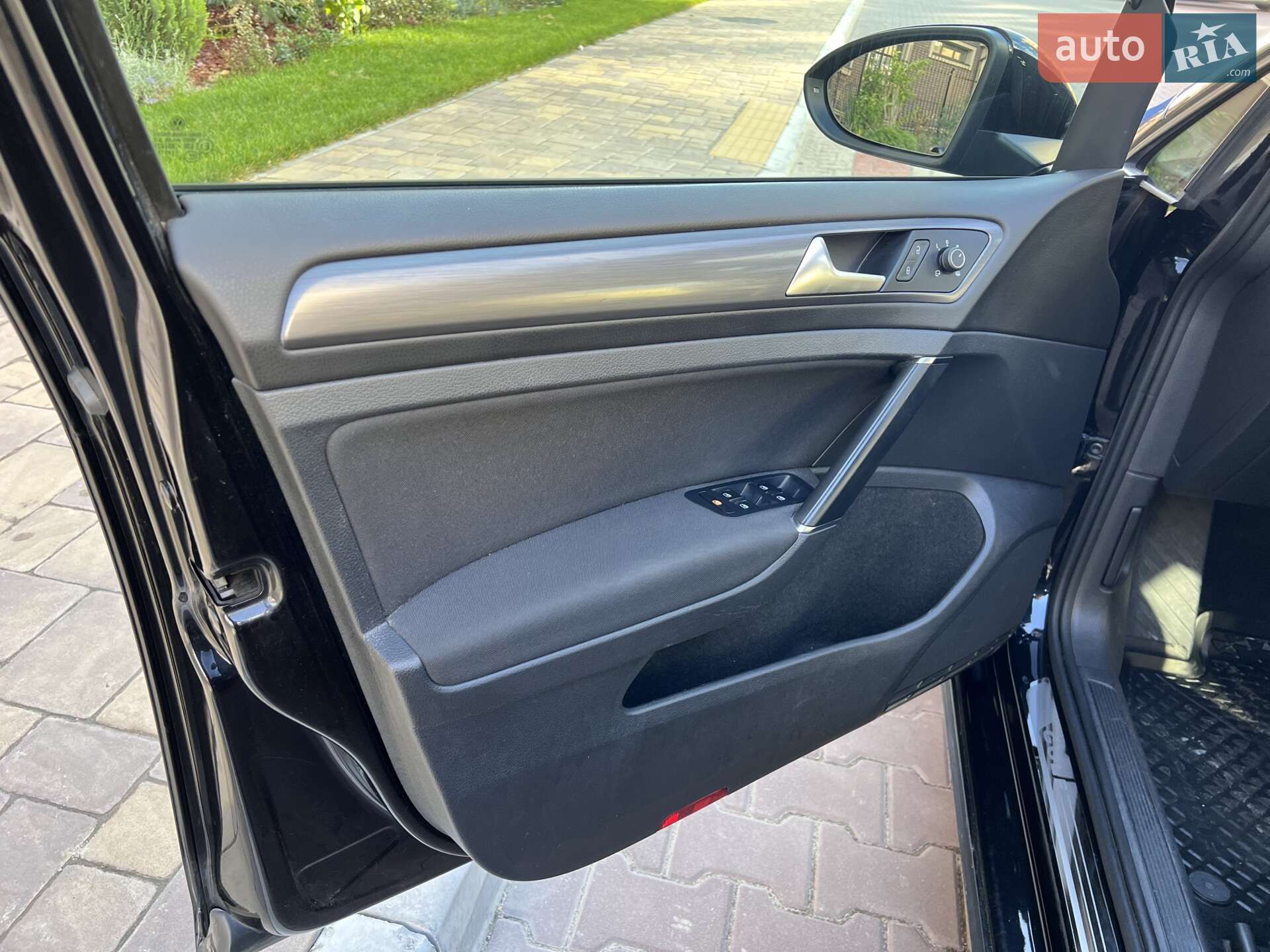 Volkswagen e-Golf 2017 VIN WVWZZZAUZH8950238 фото оголошення 59 з 59
