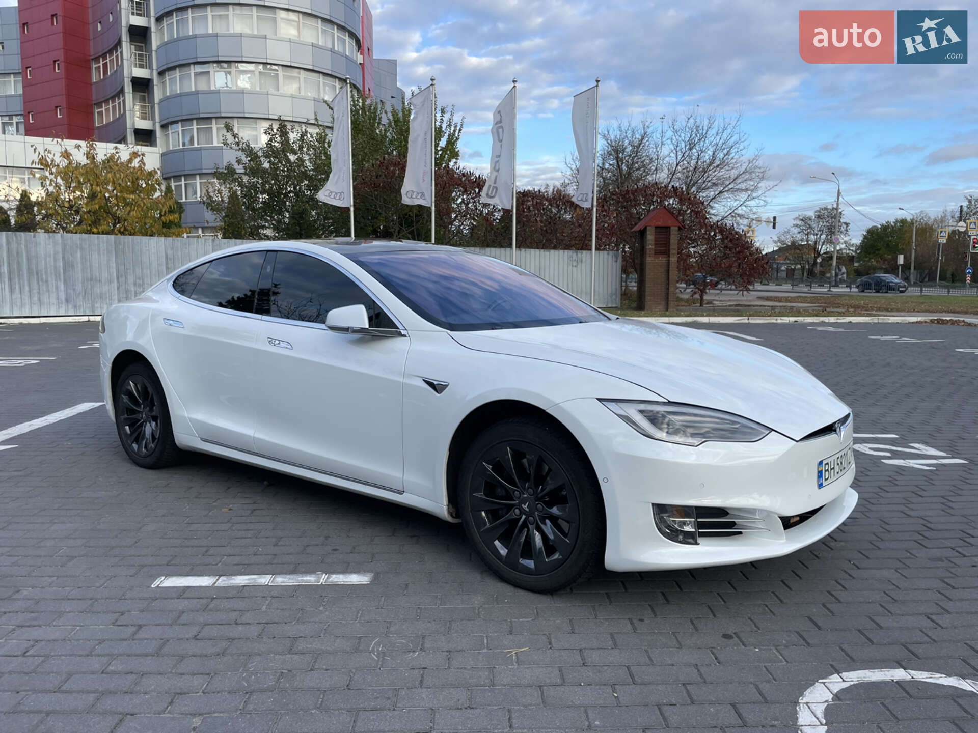 Tesla Model S 2018 VIN 5YJSA1E28JF256797 фото оголошення 4 з 24