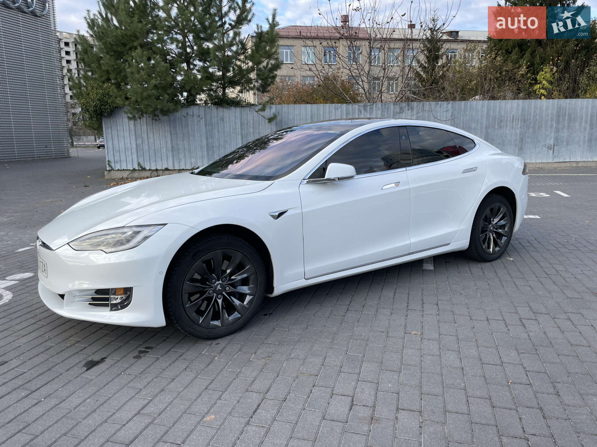 Tesla Model S 2018 VIN 5YJSA1E28JF256797 фото оголошення 3 з 24