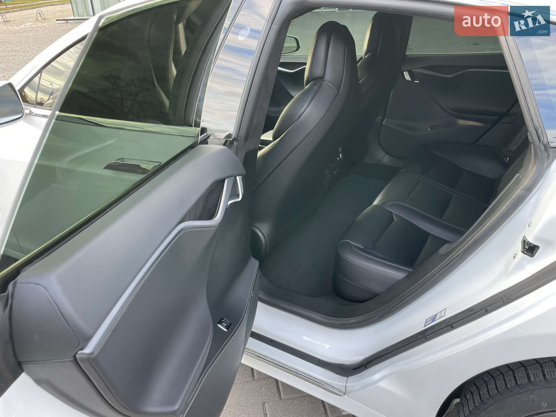 Tesla Model S 2018 VIN 5YJSA1E28JF256797 фото оголошення 9 з 24