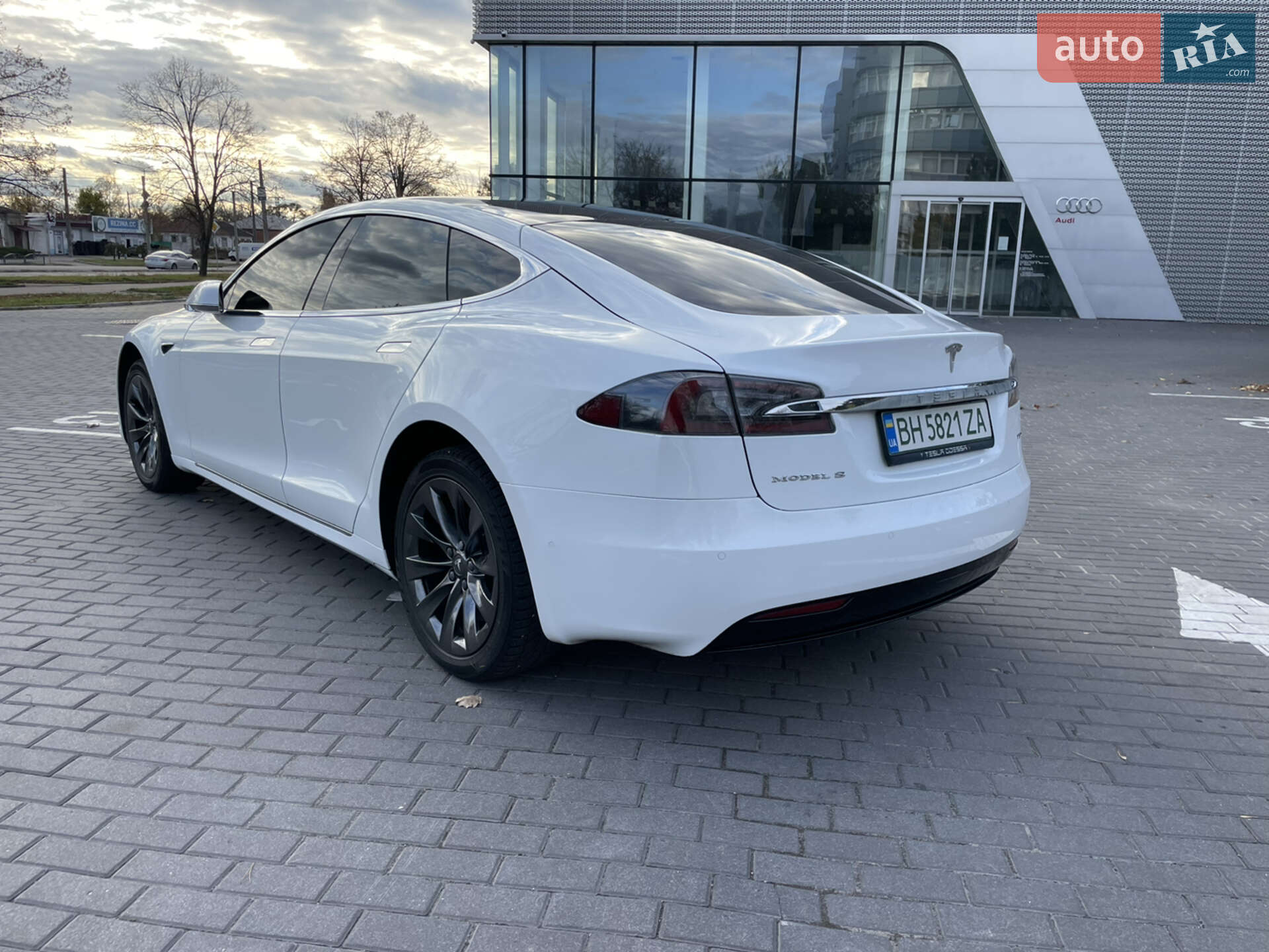 Tesla Model S 2018 VIN 5YJSA1E28JF256797 фото оголошення 8 з 24