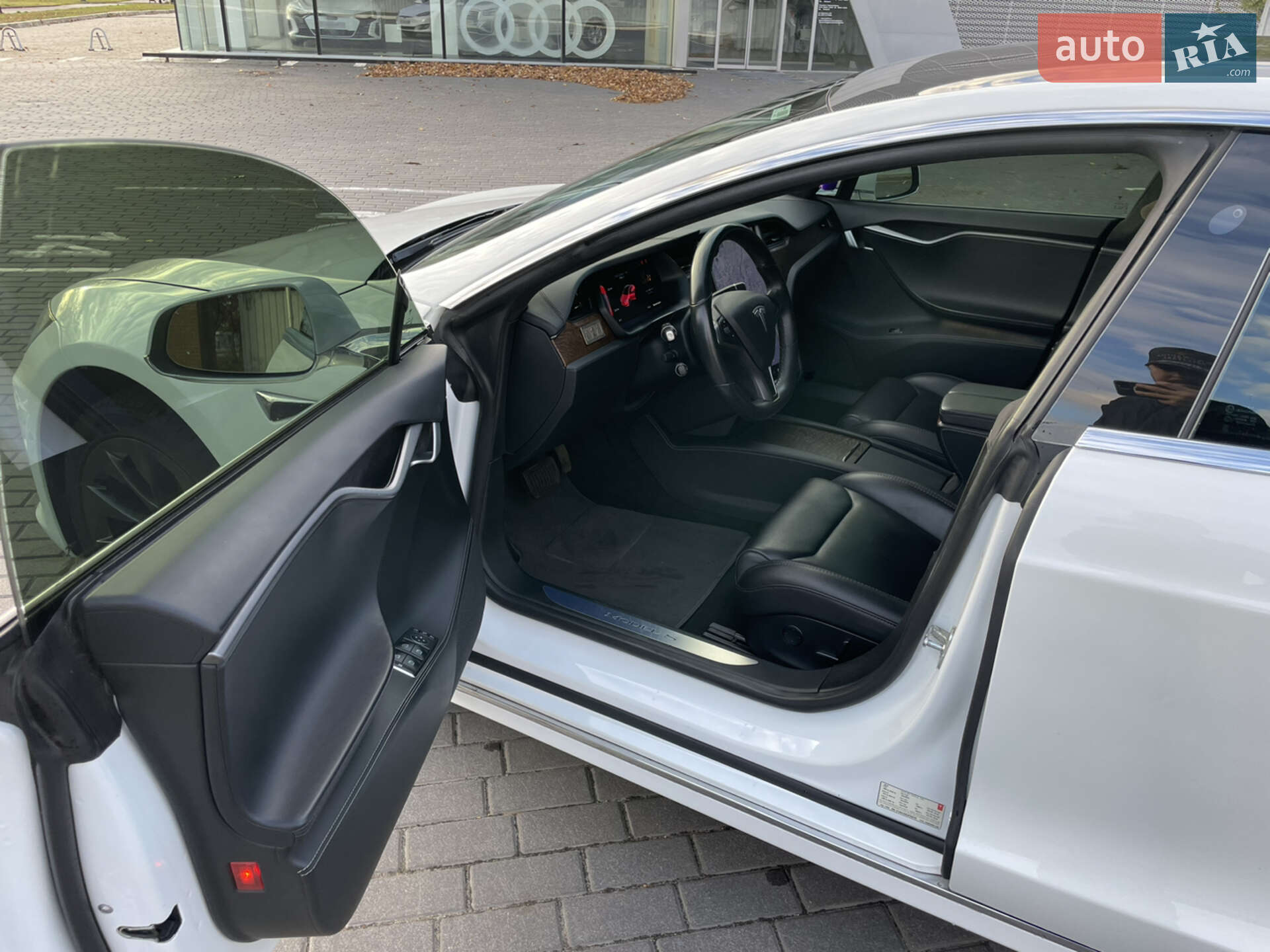 Tesla Model S 2018 VIN 5YJSA1E28JF256797 фото оголошення 17 з 24