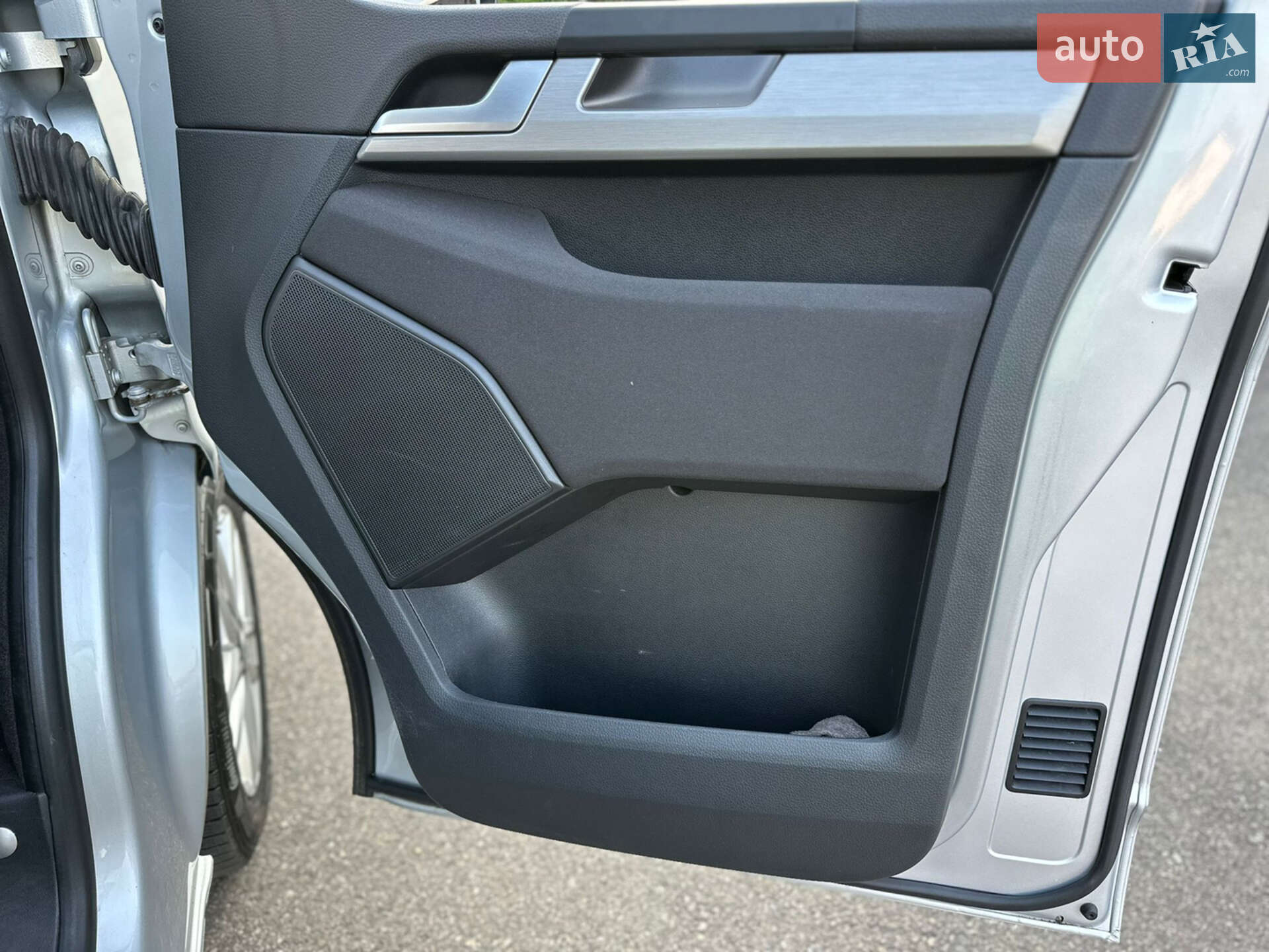 Volkswagen Multivan 2019 VIN WV2ZZZ7HZKH163746 фото оголошення 18 з 38