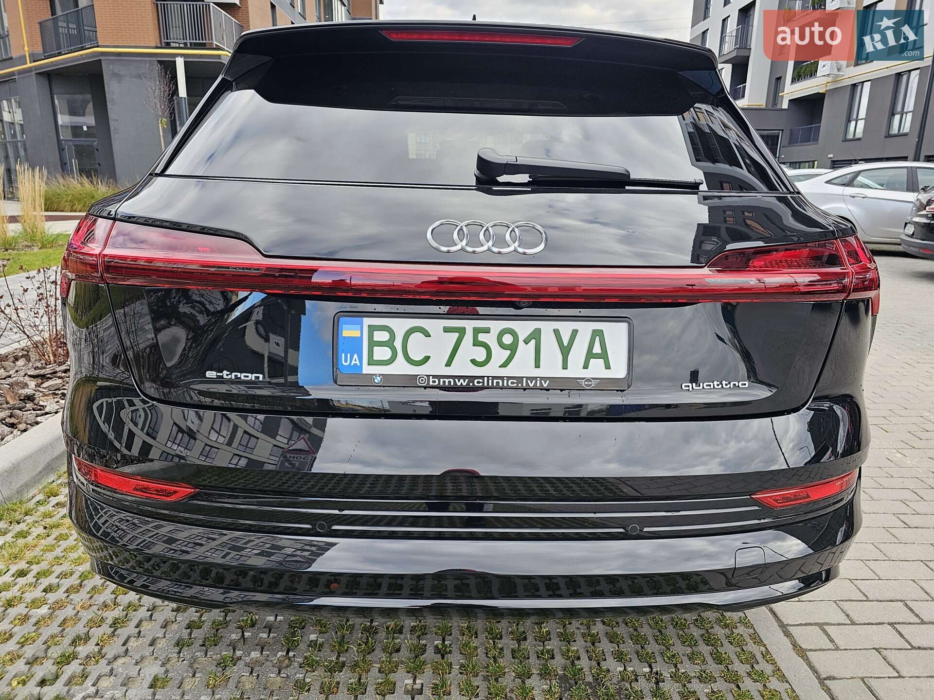 Audi e-tron 2021 VIN WA1LAAGE2NB011136 фото оголошення 2 з 37