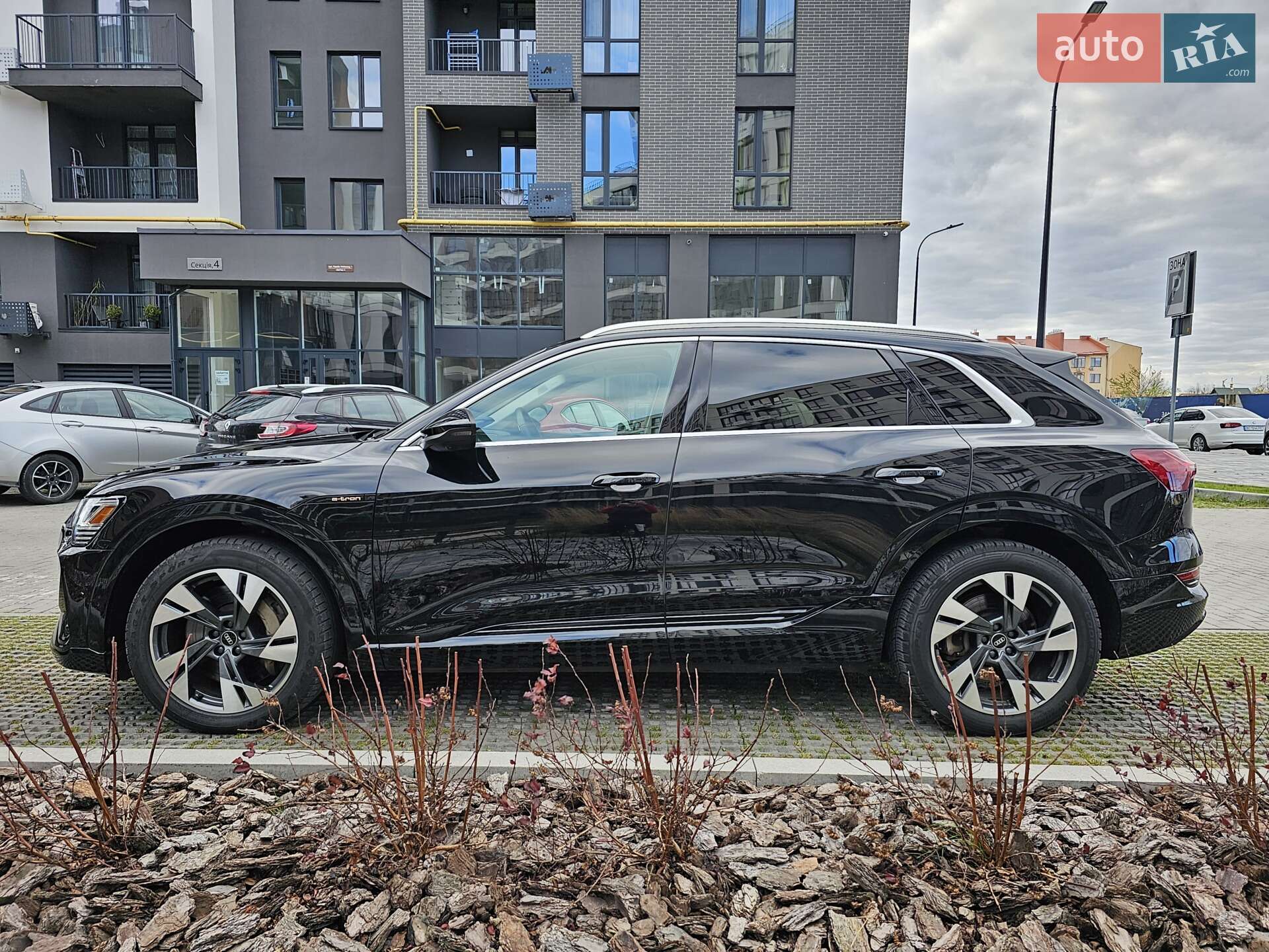 Audi e-tron 2021 VIN WA1LAAGE2NB011136 фото оголошення 3 з 37