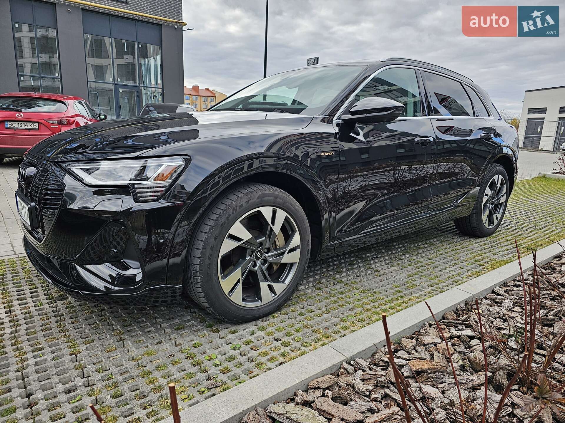 Audi e-tron 2021 VIN WA1LAAGE2NB011136 фото оголошення 4 з 37