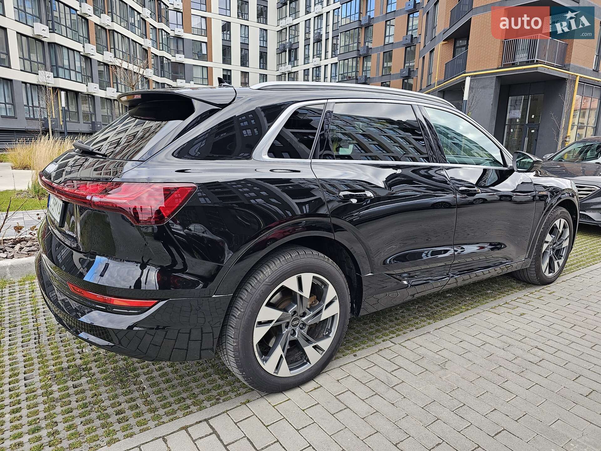 Audi e-tron 2021 VIN WA1LAAGE2NB011136 фото оголошення 5 з 37
