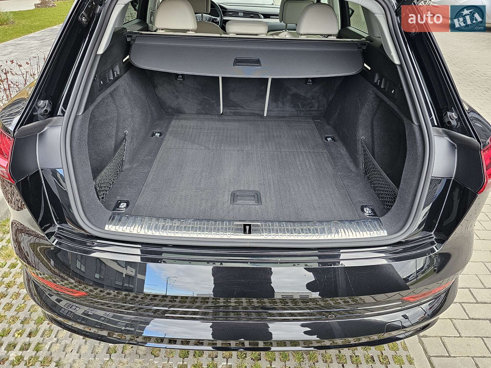 Audi e-tron 2021 VIN WA1LAAGE2NB011136 фото оголошення 8 з 37