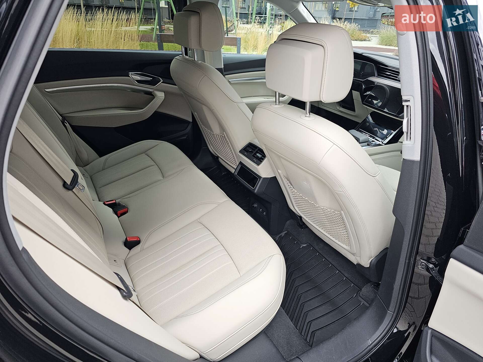 Audi e-tron 2021 VIN WA1LAAGE2NB011136 фото оголошення 11 з 37